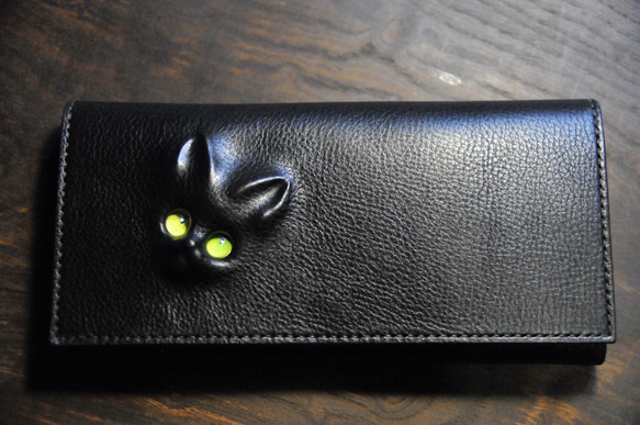 黒猫の長財布（表革：VACCHETTA800、仮セット猫目：ピスタチオ・グリーン）約255ｇ 猫目選べます♪ 1枚目の画像