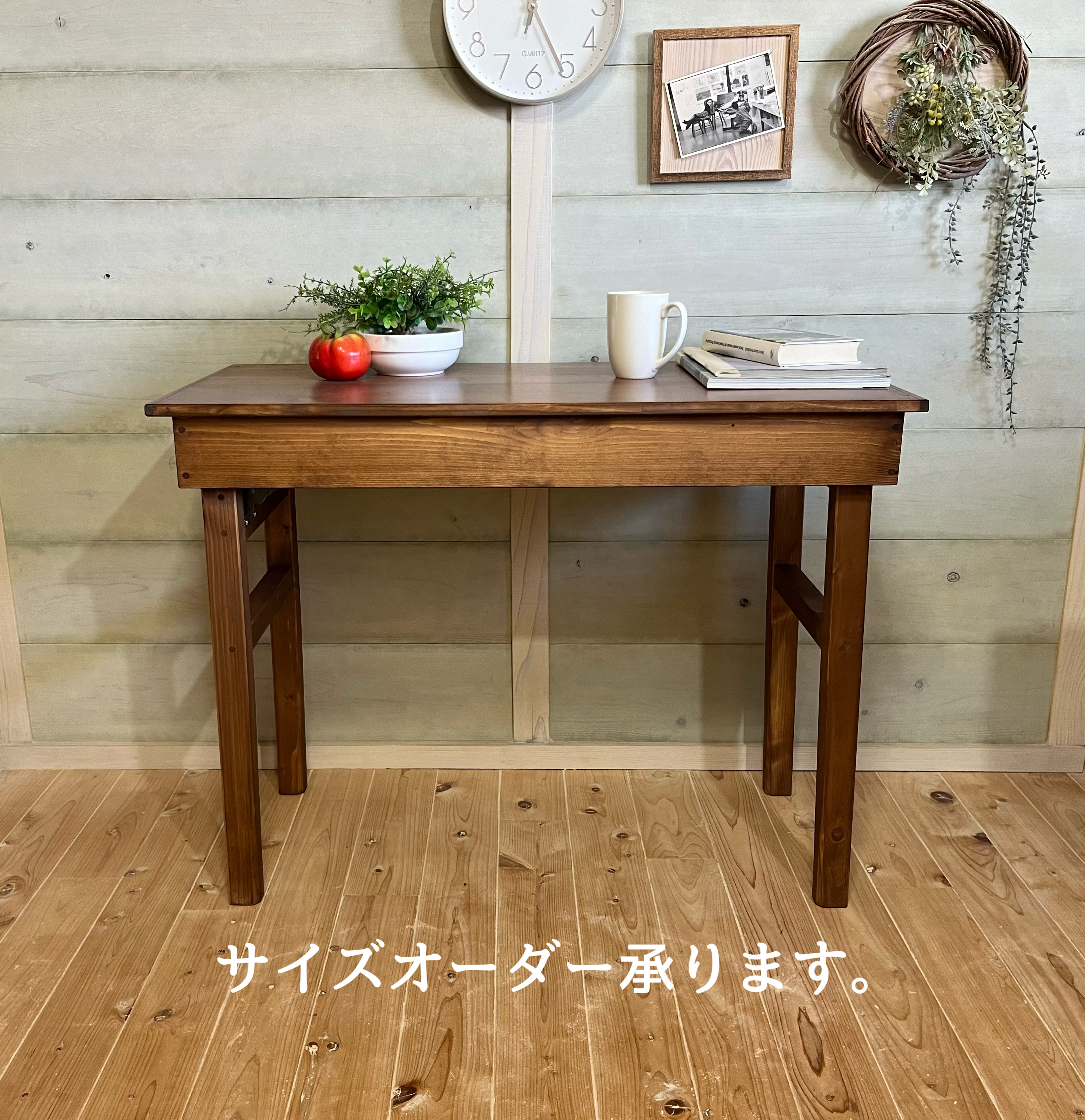 脚の長い折りたたみテーブル