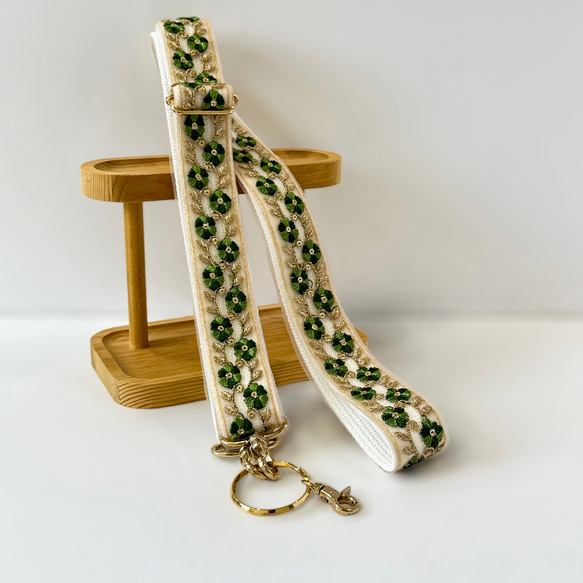 White Green 刺繍リボンのスマホショルダー 2枚目の画像