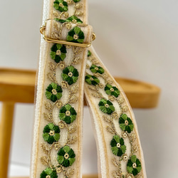 White Green 刺繍リボンのスマホショルダー 4枚目の画像