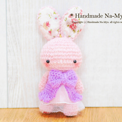 ★即日発送★fabric&wool★ ピンクのウサギちゃん（立ち姿）パープルワンピース・約11cm／Mサイズ 1枚目の画像