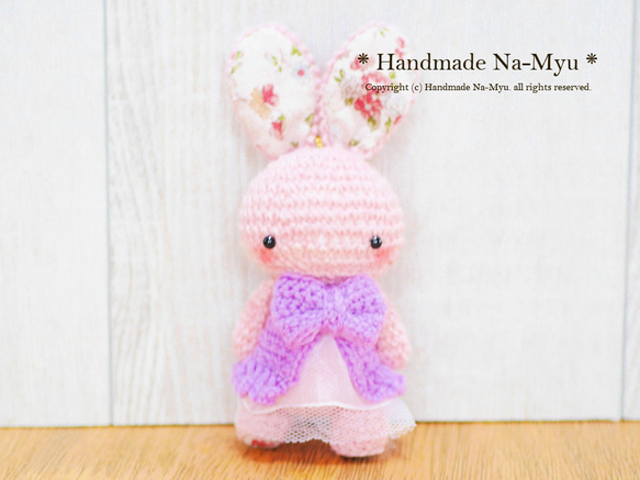 ★即日発送★fabric&wool★ ピンクのウサギちゃん（立ち姿）パープルワンピース・約11cm／Mサイズ 1枚目の画像