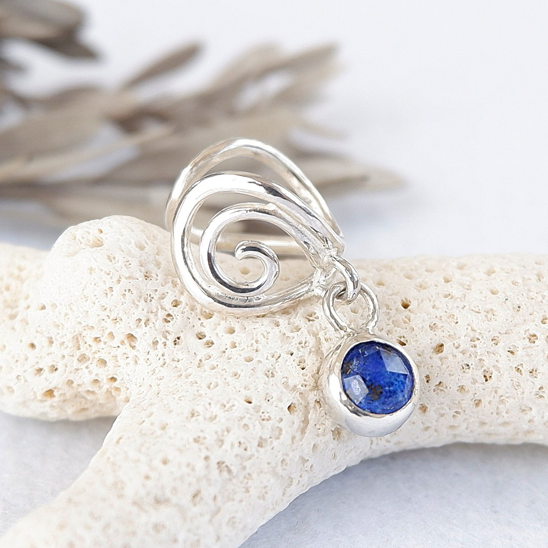 ～耳元に輝きを～　ラピス×クリスタルの唐草イヤーカフ（左耳用）　天然石アクセサリー