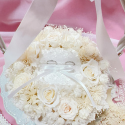 Luana Mally Tokyo代表作 薔薇 花籠アレンジメント ホワイトウエディングリングピロー 結婚祝いプレゼント 9枚目の画像