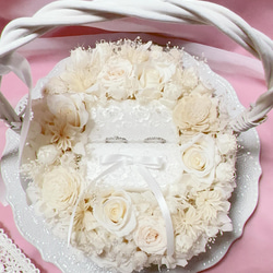Luana Mally Tokyo代表作 薔薇 花籠アレンジメント ホワイトウエディングリングピロー 結婚祝いプレゼント 2枚目の画像