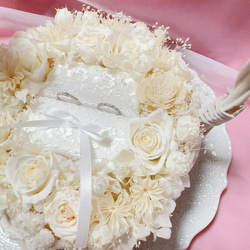 Luana Mally Tokyo代表作 薔薇 花籠アレンジメント ホワイトウエディングリングピロー 結婚祝いプレゼント 5枚目の画像