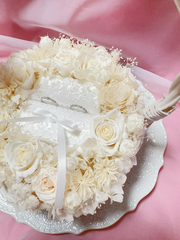 Luana Mally Tokyo代表作 薔薇 花籠アレンジメント ホワイトウエディングリングピロー 結婚祝いプレゼント 5枚目の画像