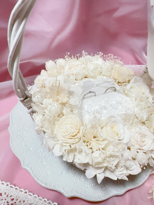 Luana Mally Tokyo代表作 薔薇 花籠アレンジメント ホワイトウエディングリングピロー 結婚祝いプレゼント 6枚目の画像