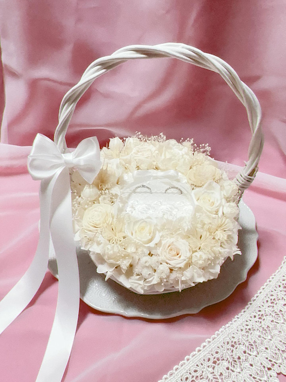 Luana Mally Tokyo代表作 薔薇 花籠アレンジメント ホワイトウエディングリングピロー 結婚祝いプレゼント 1枚目の画像