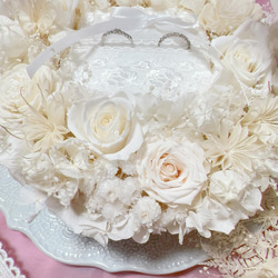 Luana Mally Tokyo代表作 薔薇 花籠アレンジメント ホワイトウエディングリングピロー 結婚祝いプレゼント 3枚目の画像