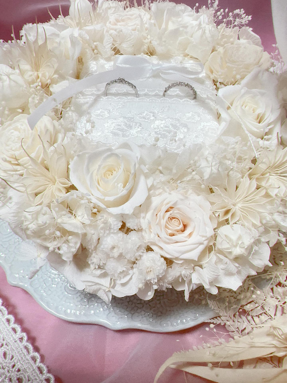 Luana Mally Tokyo代表作 薔薇 花籠アレンジメント ホワイトウエディングリングピロー 結婚祝いプレゼント 3枚目の画像