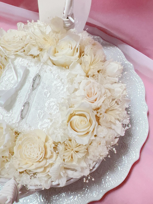 Luana Mally Tokyo代表作 薔薇 花籠アレンジメント ホワイトウエディングリングピロー 結婚祝いプレゼント 4枚目の画像