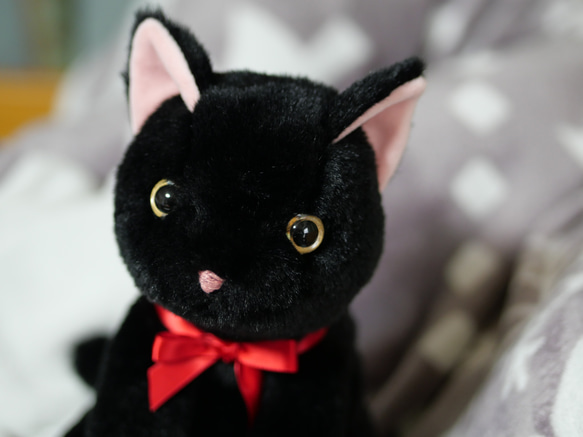 ハートにちょこんと座る猫ちゃんマスコット～黒猫ちゃんと赤い