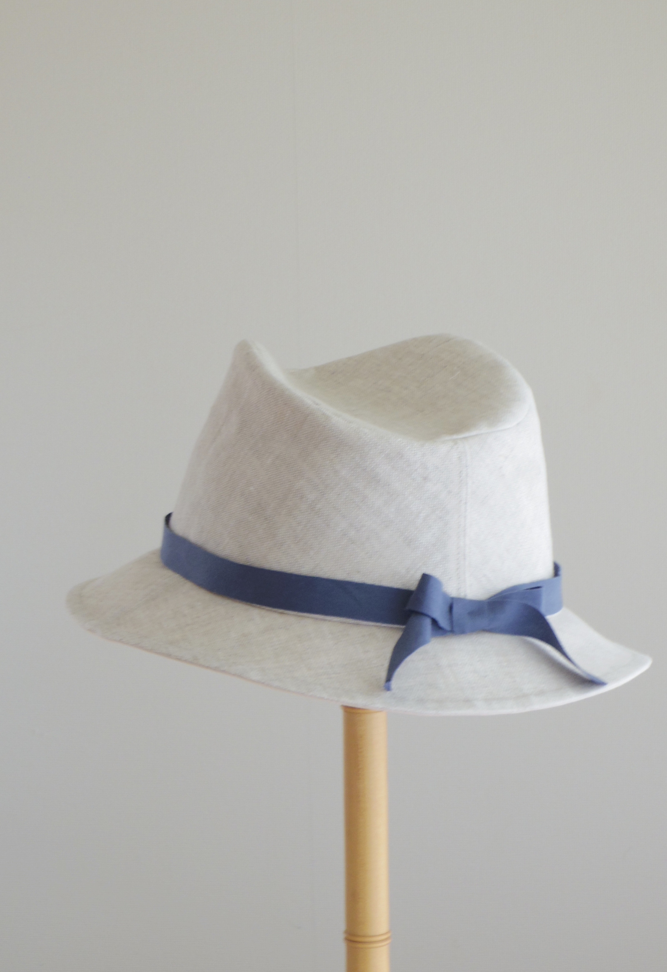 中折れ帽子　薄いベージュリネンに　ブルーリボン