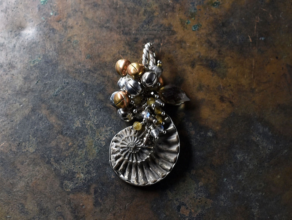 銀框菊石黃鐵礦、重鐘和拉長石及煙晶、黑金紅石、水滴煙晶 第1張的照片