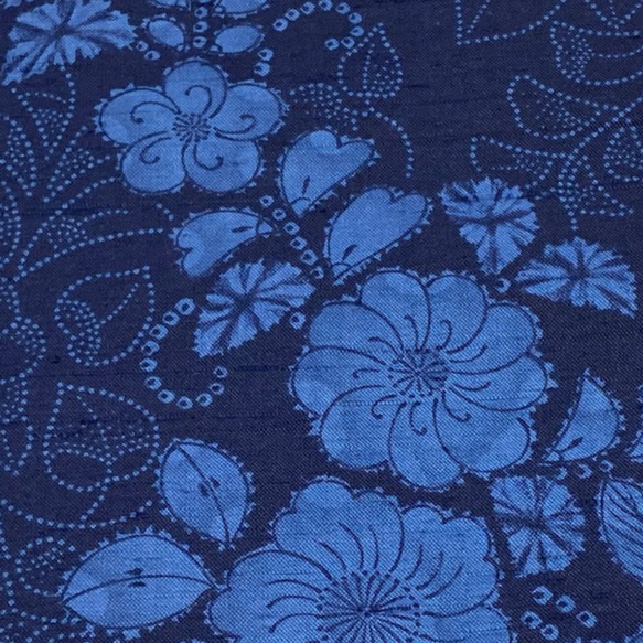 小紋、辻が花柄、濃紺正絹と紬、縞、藍色正絹とでお作り致しました大人の半幅帯です．綺麗な藍色ですね．お花柄も愛らしいです． 7枚目の画像