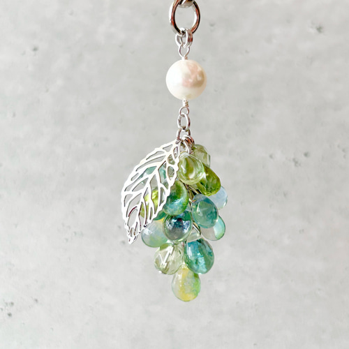 秋限定ぶどう根付け】8月誕生石 マスカット×ペリドット 天然石 帯飾り