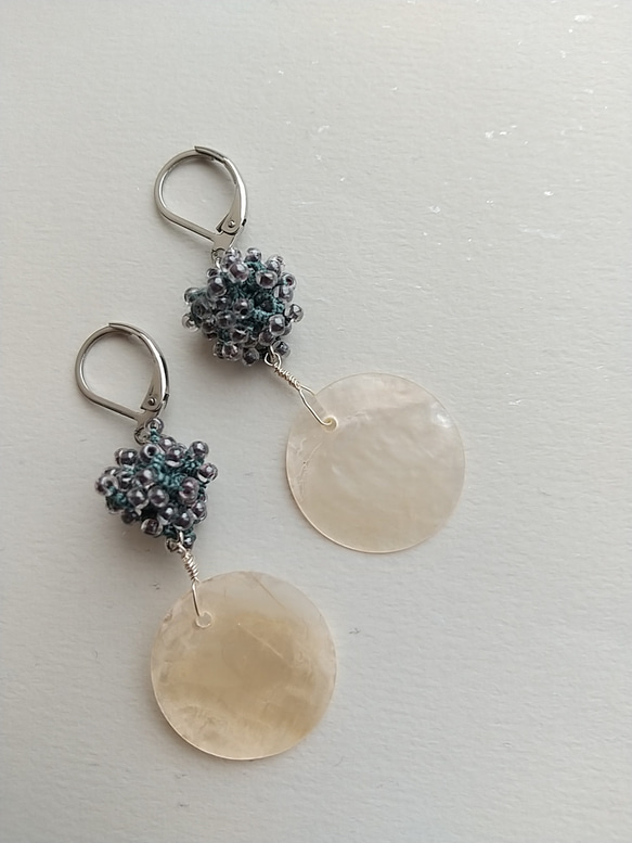 手染めシルクのタティングレースのビーズ入りレースボールとシェルの