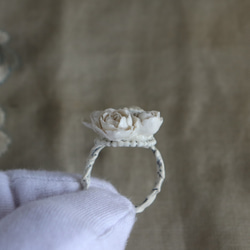 Rochefort　ロシュフォール　　オフホワイトのバラとカボションの指輪 7枚目の画像