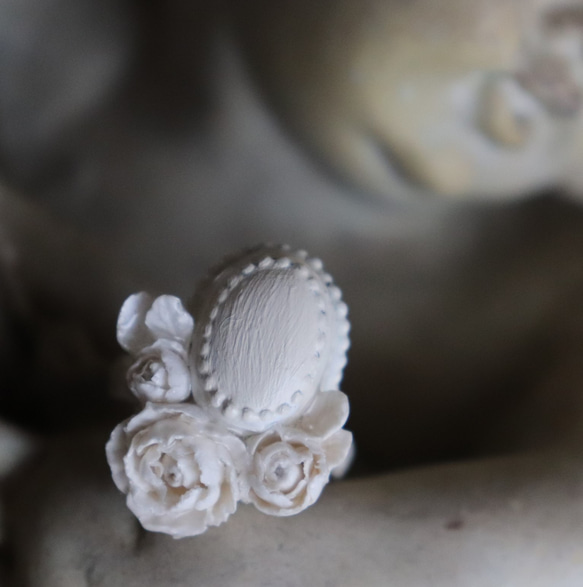 Rochefort　ロシュフォール　　オフホワイトのバラとカボションの指輪 1枚目の画像