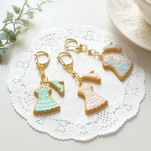 緑色のドレスのアイシングクッキー風キーホルダー その他