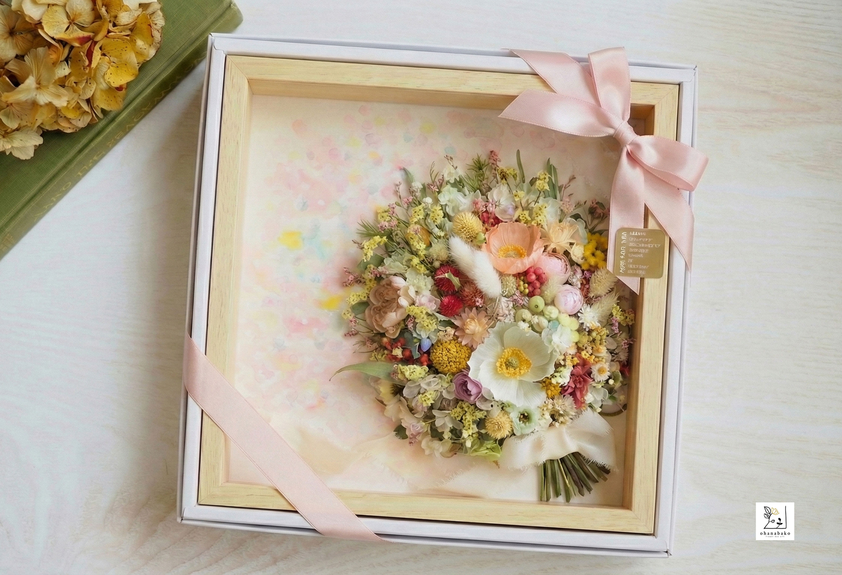 《特別な日のお祝い・誕生日・サロン飾り》プリザーブドフラワー・ドライフラワーと水彩画の花ミクストメディアフレーム30cm