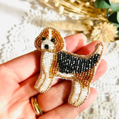 ビーズ刺繍のうちの子ブローチ・ビーグル（全身） ブローチ Little