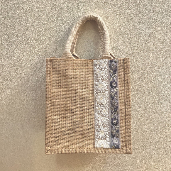 インド刺繍 ジュートバッグ ベージュフラワー タッセル付 ジュートバッグ インド刺繍リボン A6 トートバッグ bellflower86