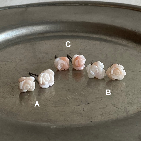 ピンク〜ホワイトコーラル 本珊瑚 薔薇 ローズ チタンピアス 3枚目の画像