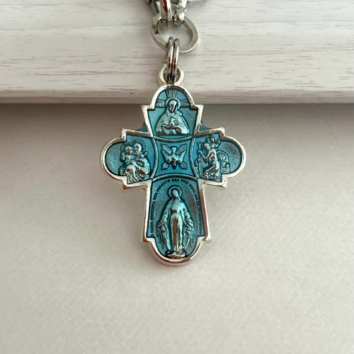 水色羽根と十字架のチャーム 水色羽根と十字架のチャーム