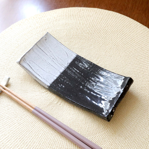 SALE】黒御影土と白マット釉のかけ分け長板皿 長皿 TSUCHI-HANAKI 通販