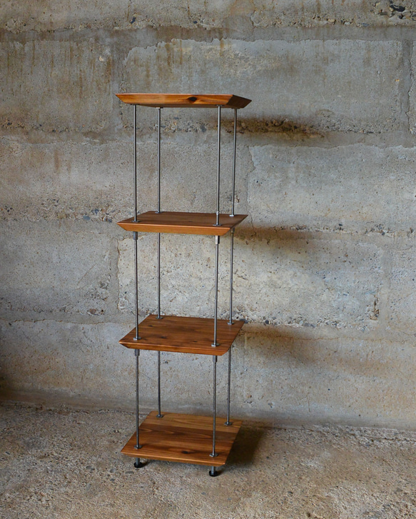 無垢材でつくったタワーシェルフ 