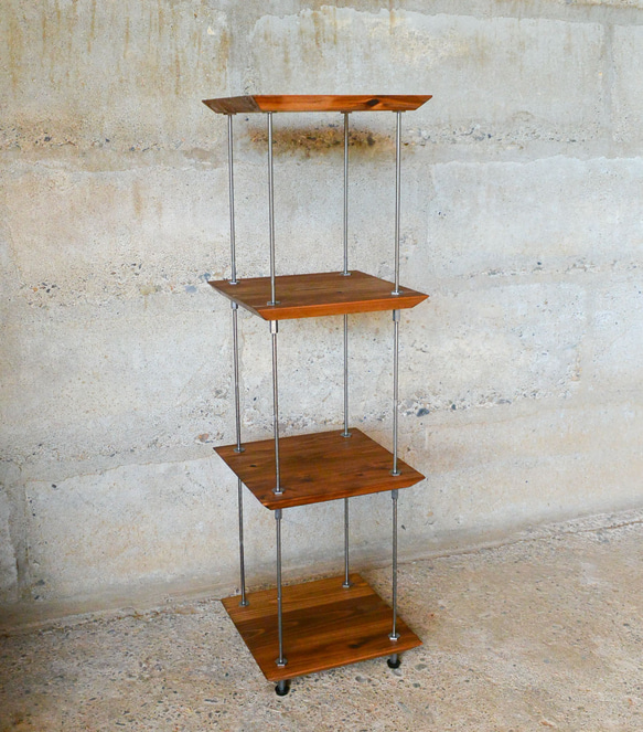 無垢材でつくったタワーシェルフ 