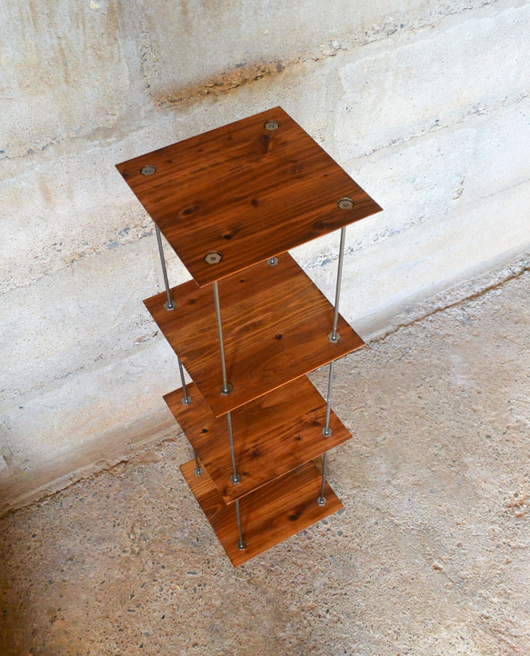 無垢材でつくったタワーシェルフ 