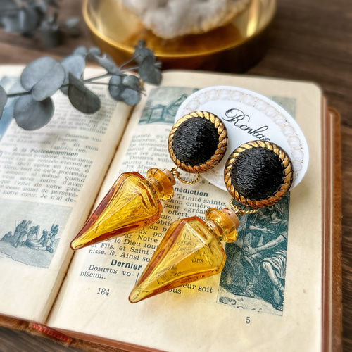 ヌメ革で作ったかわいい落ち葉のピアス/イヤリング イヤリング
