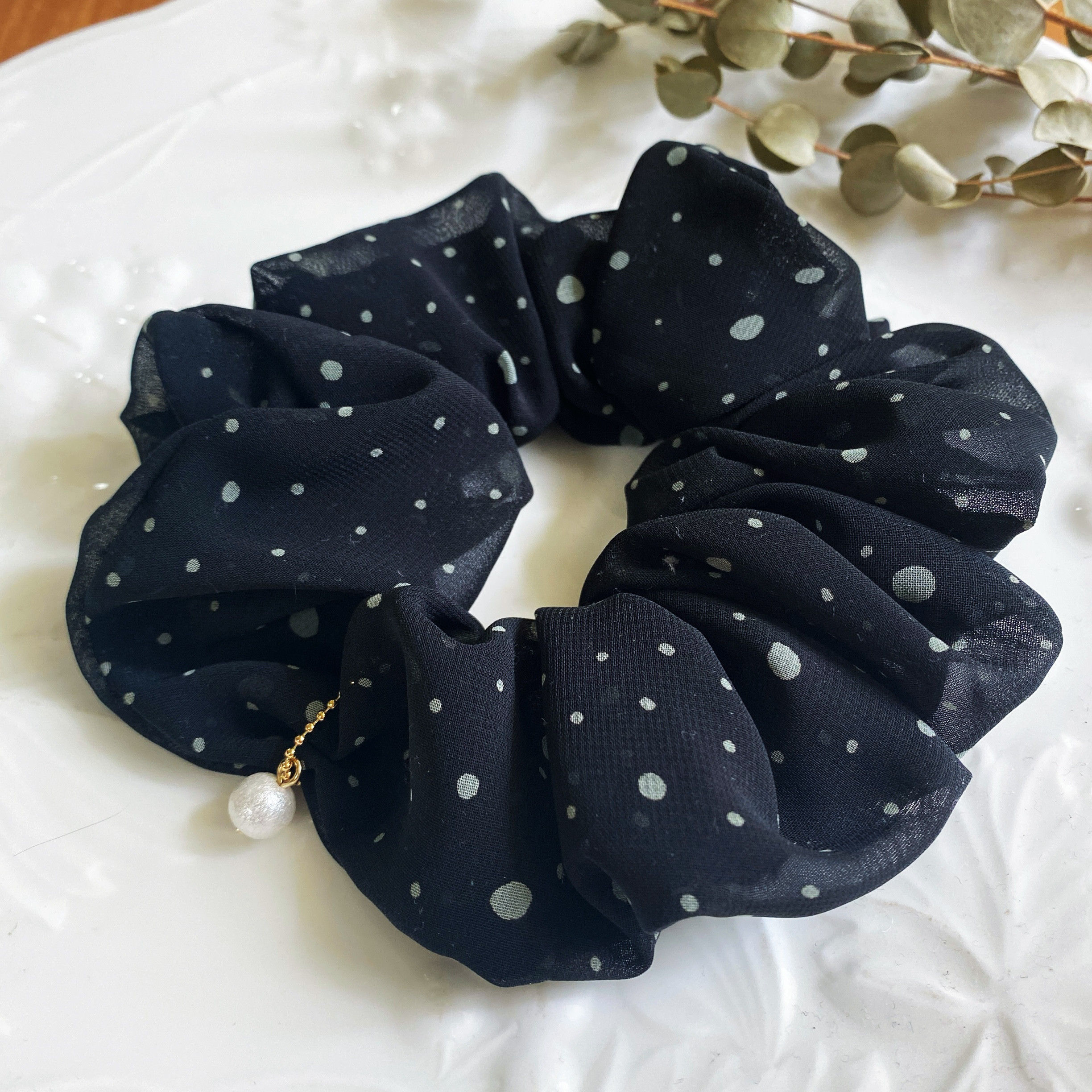 フワフワランダムドット柄シフォンシュシュ♪ 黒グレー水玉