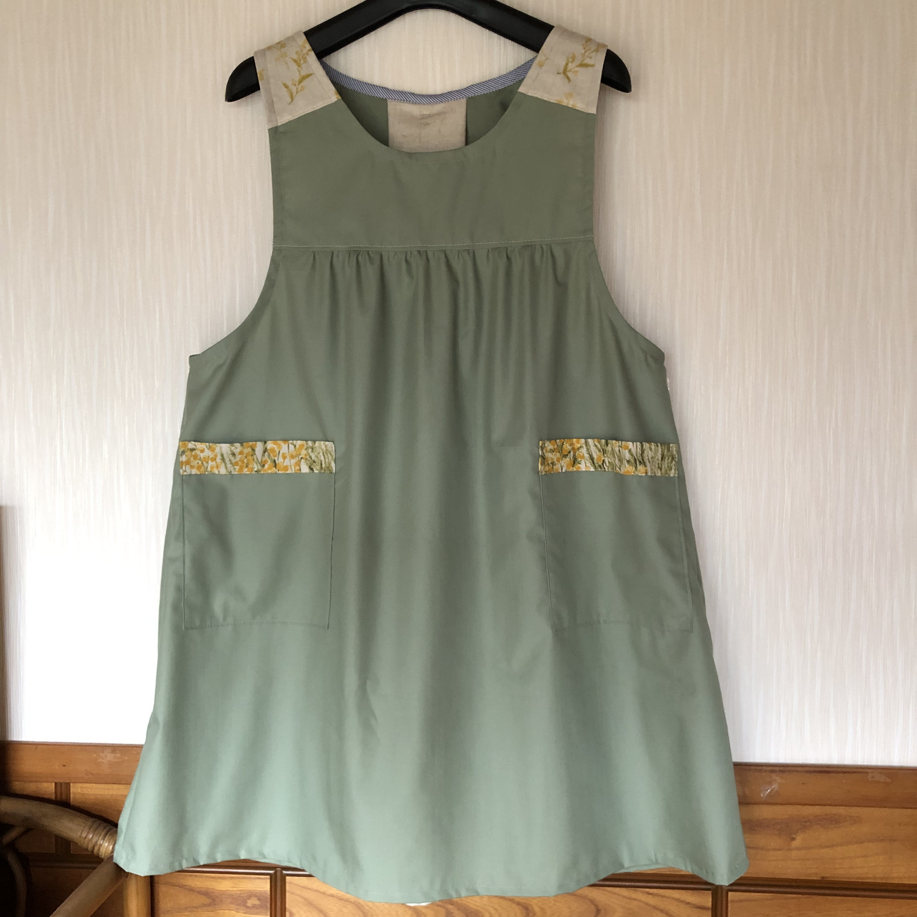 保育士エプロン　エプロン　ハンドメイド salsa