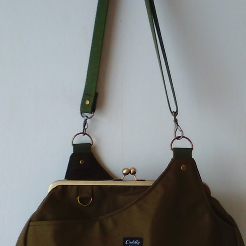 大きいサイズの 帆布 あおりがま口ショルダーバッグ オリーブ カラーも  