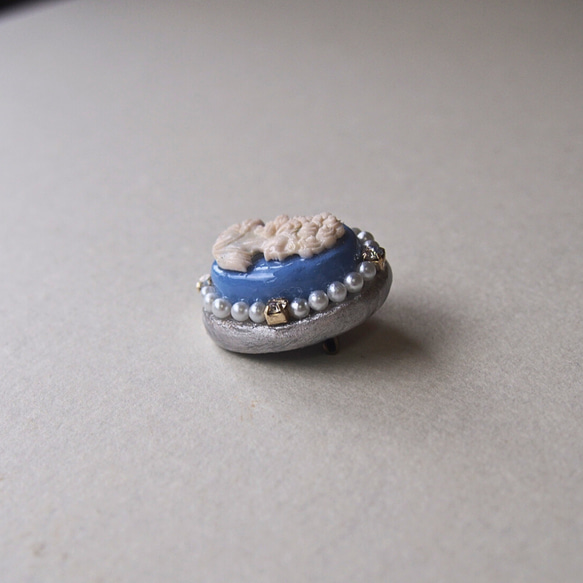 粘土・陶土（土類）.石塑粘土.可愛いブローチ手作り作品販売のヤスコのブローチ『青いカメオ』のご紹介です 3枚目の画像
