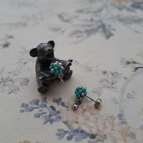 小さな ビーズボールのスタッドピアス/ターコイズカラー ピアス