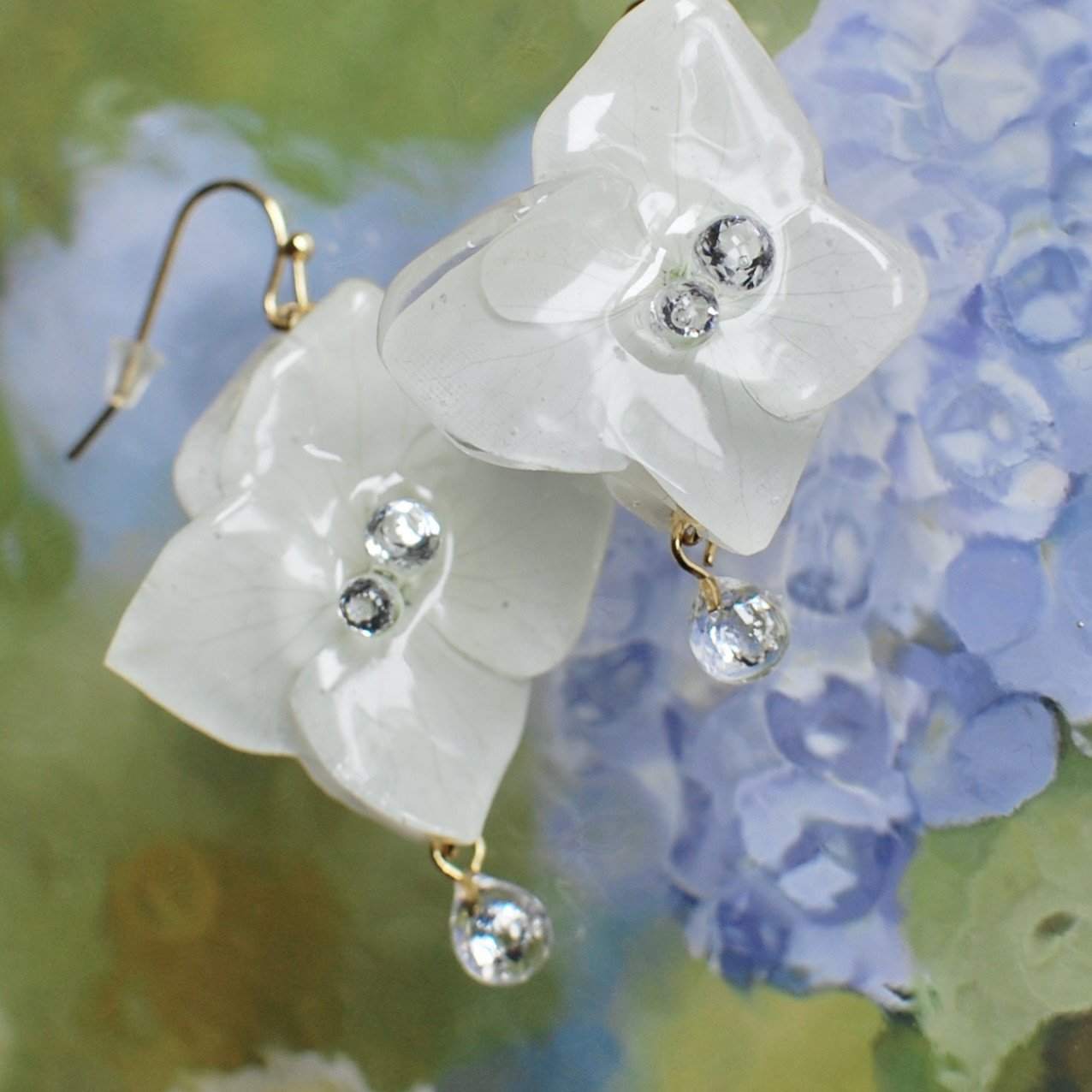 ジルコニアの雫煌めく朝露・白色あじさい✴︎ピアス・イヤリング