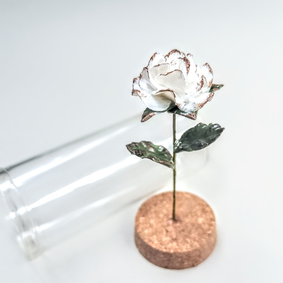 手のひらサイズの白い薔薇のガラスドーム　美女と野獣 3枚目の画像