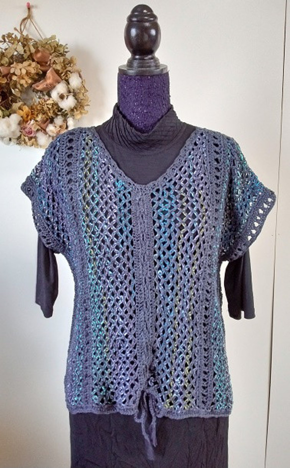 (送料無料）添え糸編みのプル～～！　ネット編みにグラデーションのきれいな糸を編みこんだように編んでいます～～！ 1枚目の画像