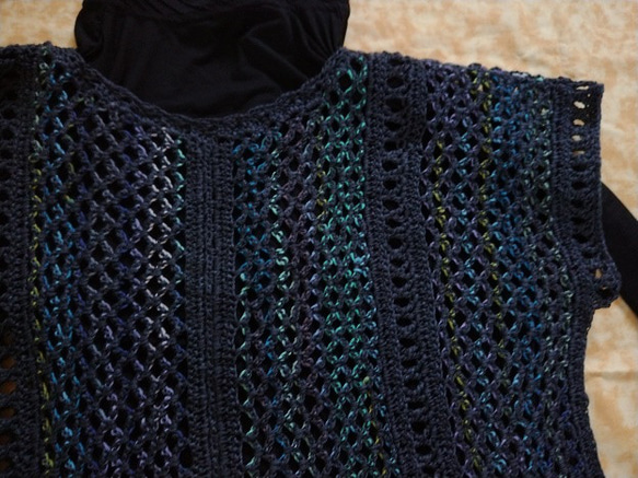 (送料無料）添え糸編みのプル～～！　ネット編みにグラデーションのきれいな糸を編みこんだように編んでいます～～！ 11枚目の画像