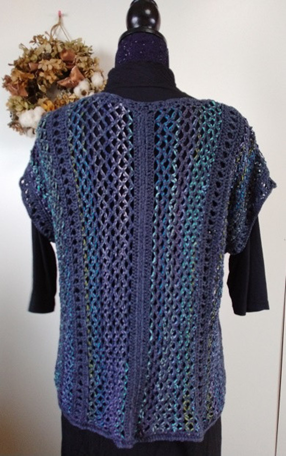 (送料無料）添え糸編みのプル～～！　ネット編みにグラデーションのきれいな糸を編みこんだように編んでいます～～！ 4枚目の画像