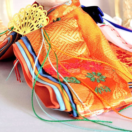 620 雛人形 小さな着せ替えお着物〈お姫様〉十二単 朱色地に小菊と松