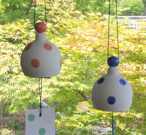 青い魚の形の陶器製風鈴 a 風鈴 イルカ青