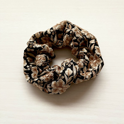 インド刺繍リボンで作ったシュシュ＊ブラック シュシュ TAMY'S FACTORY