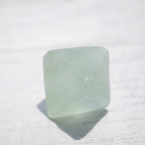 現物✵天然石フローライト八面体 最大幅約25mm 約10.7g 穴なし原石蛍石 