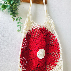 お花のネット編みショッピングバック《バイカラー赤白》 2枚目の画像